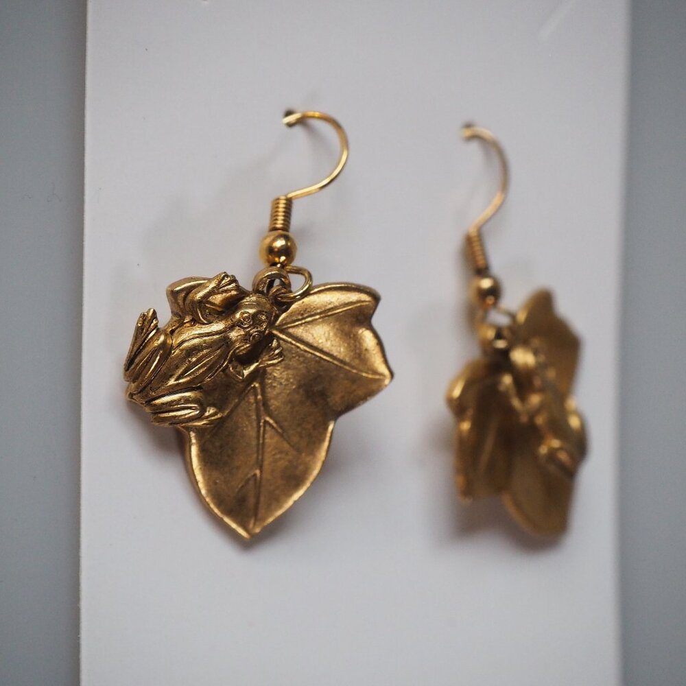 Vintage 1990s Frog and Leaf Goldtone Drop Earrings - Picture 2 of 2